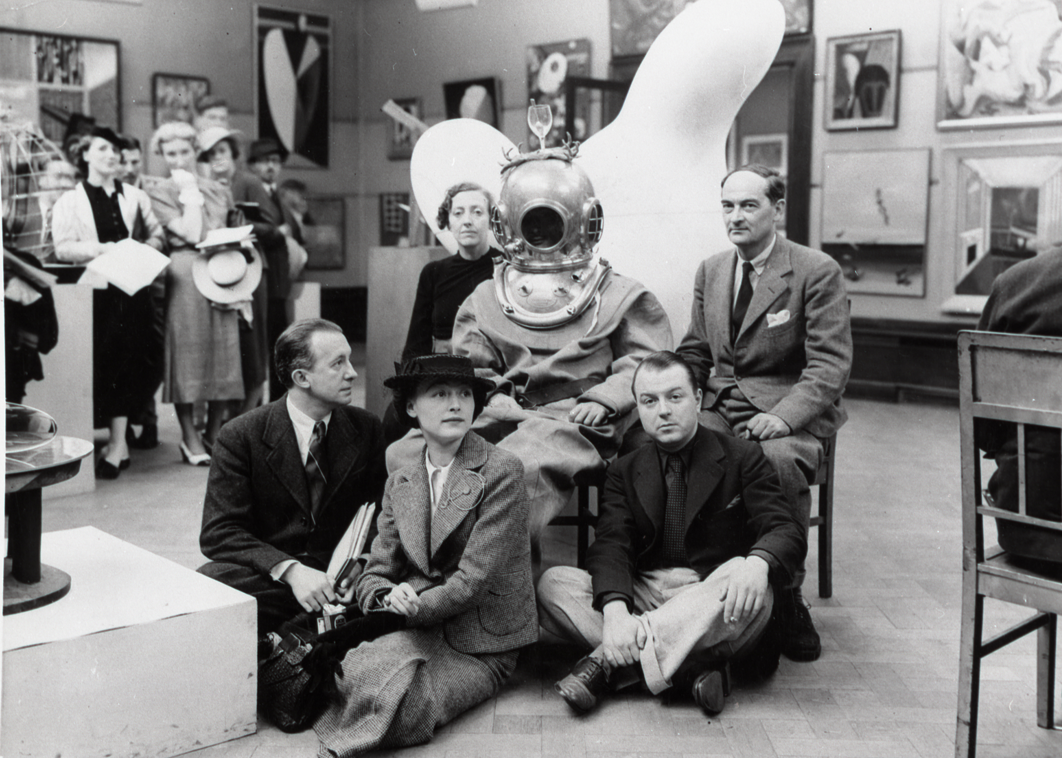 Chancery, Exposition internationale du surréalisme à Londres (Paul Éluard, Nusch Éluard, Diana Lee, Salvador Dalí, E.L.T. Mesens et Rupert Lee), 1936, Musée d’art et d’histoire, Saint-Denis.